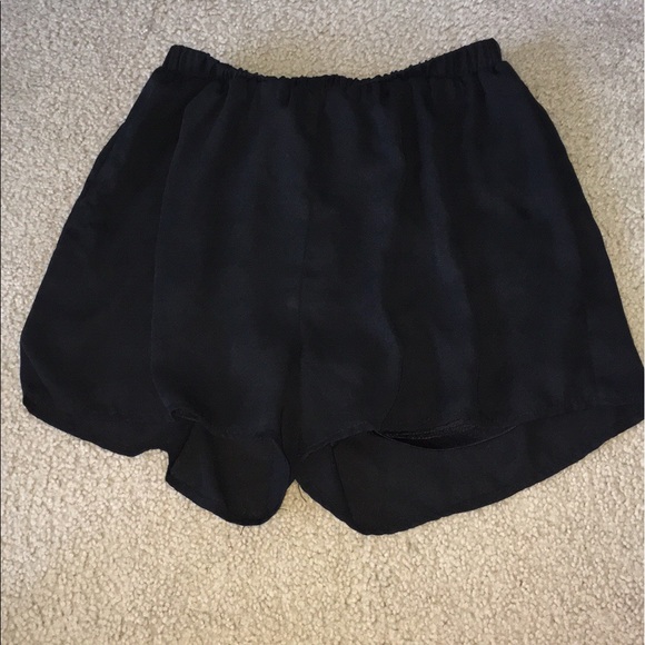 YA woman’s shorts - Picture 2 of 4